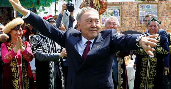 Foto: El presidente de Kazajistán, Nursultán Nazarbáyev, danza durante un festival tradicional durante el Día de la Unidad Popular en Almaty, el 1 de mayo de 2016. (Reuters)