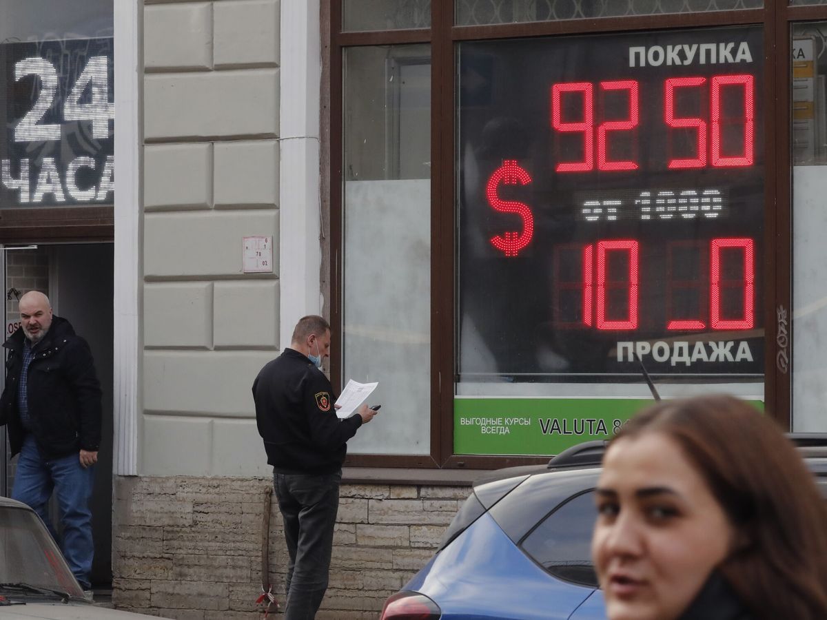Foto: Taxas de câmbio em São Petersburgo.  (EFE/Anatoly Maltsev)