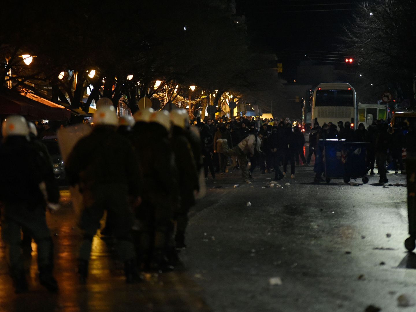 Aficionados del PAOK de Salónica se enfrentan a los antidisturbios, el 25 de febrero de 2018. (Reuters)