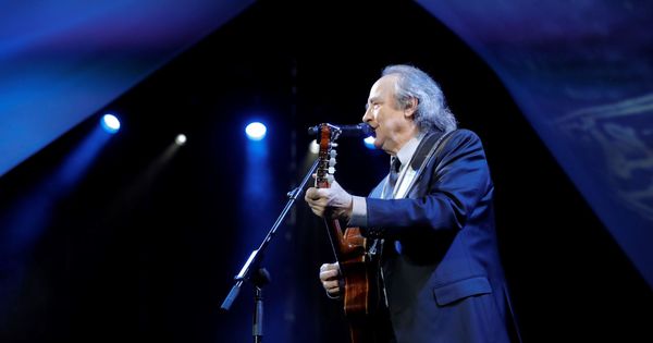 Foto: El músico y cantante Joan Manuel Serrat durante el concierto que ha ofrecido esta noche en el Real Jardín Botánico Alfonso XIII de Madrid. (EFE)