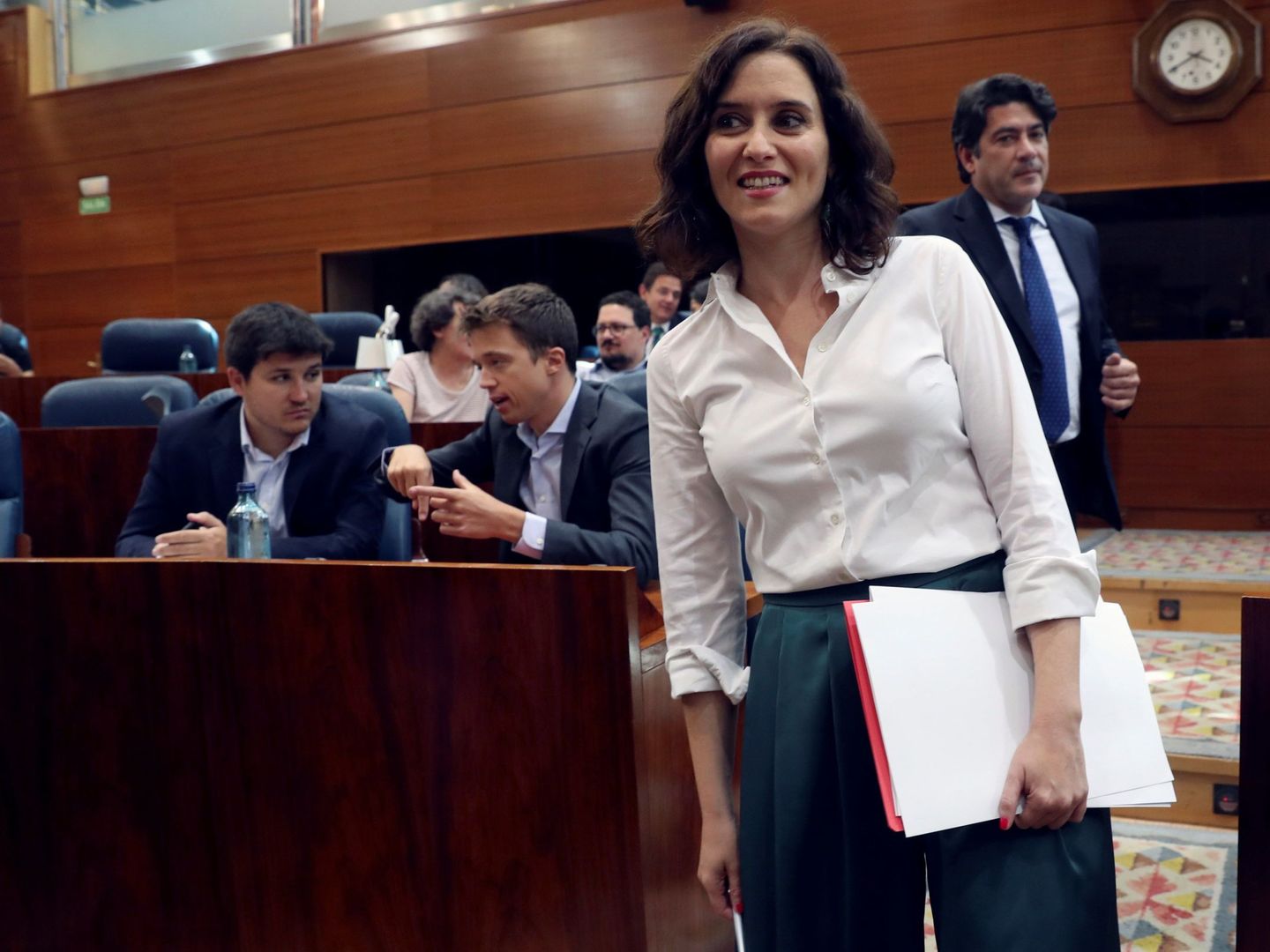 Díaz Ayuso, entrando en la Asamblea de Madrid tras el receso. (EFE)