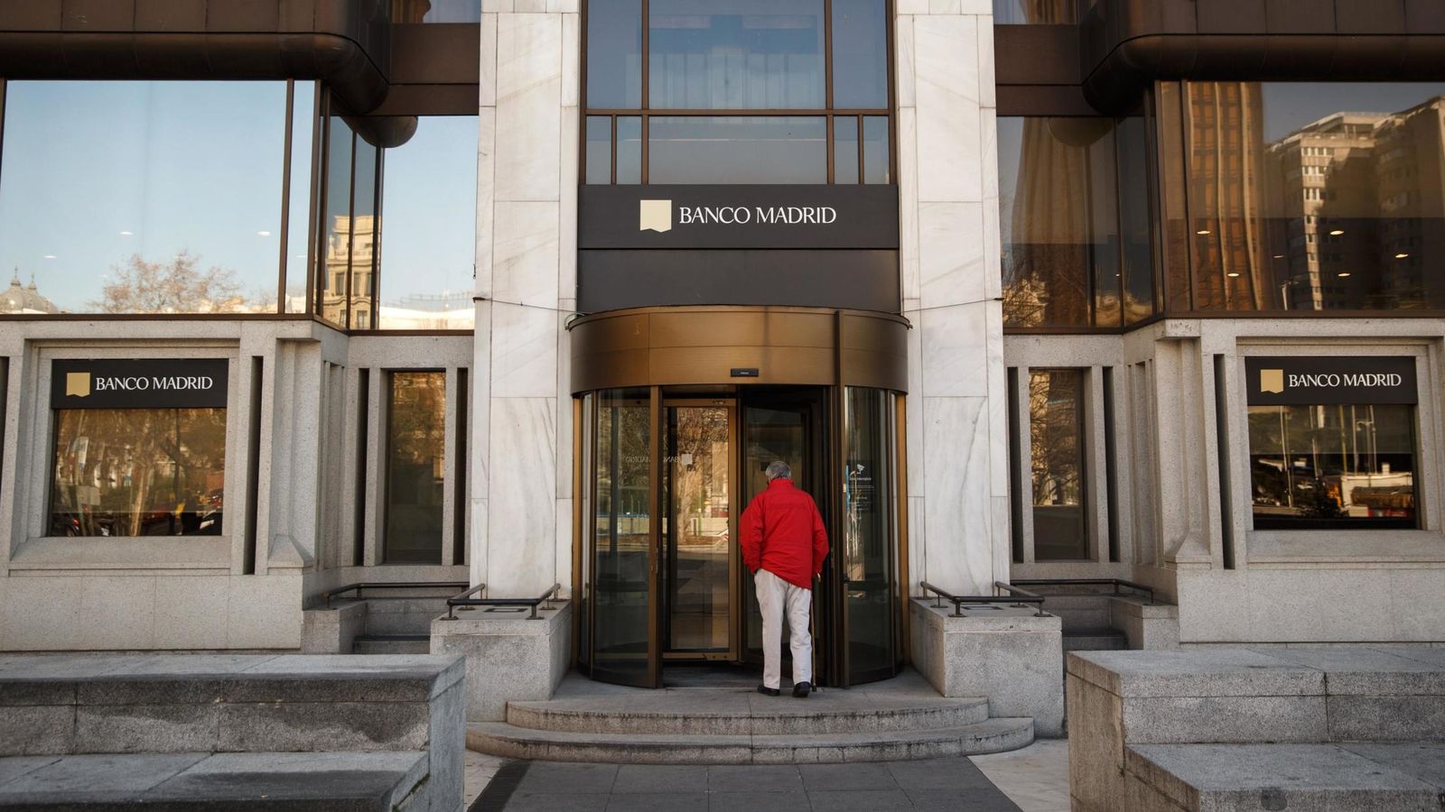 Foto: Entrada a la sede central del Banco de Madrid. (Reuters)