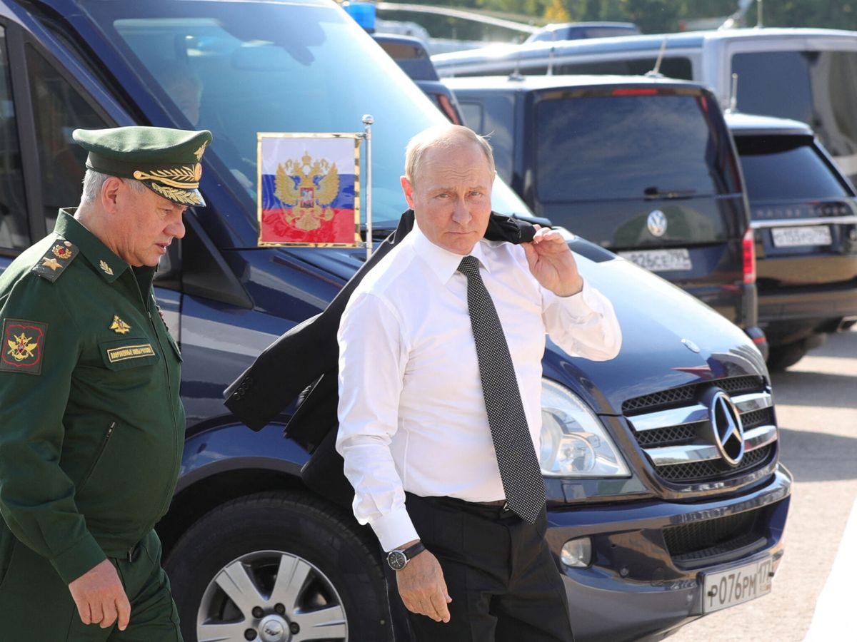 Foto: Putin, junto a Sergei Shoigu. (Reuters/El Kremlin)