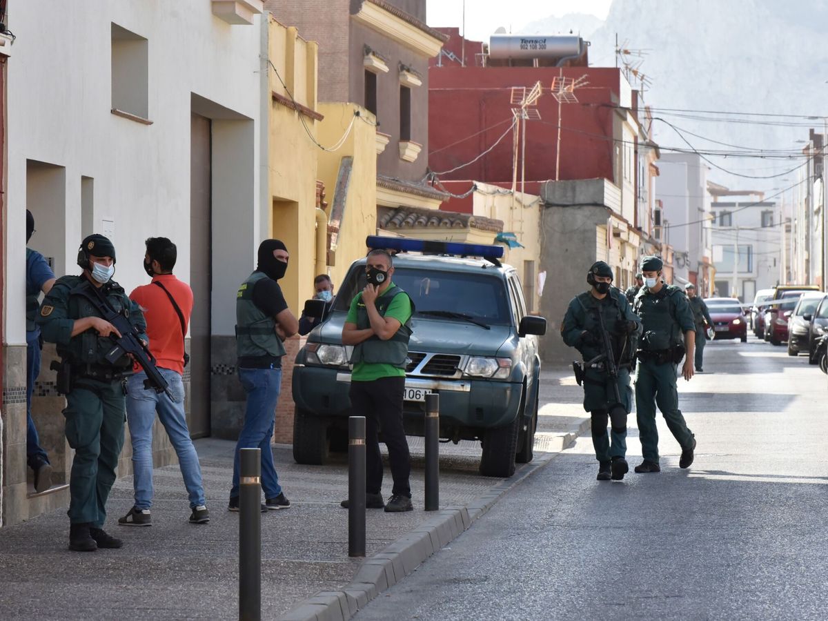 Foto: Imagen de archivo de una operación contra el narco en La Línea. (EFE/A. Carrasco Ragel)