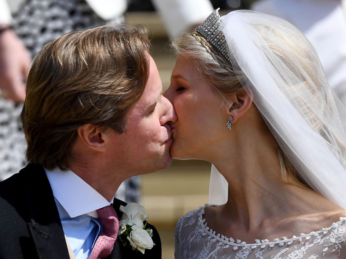 Foto: Gabriella Windsor y Thomas Kingston se besan en la puerta de la iglesia de San Jorge. (Reuters)