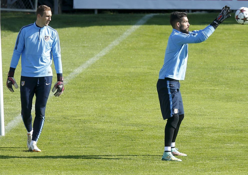 Foto: Moyá detiene un balón mientras Oblak espera su oportunidad, una imagen que se repite en el Atlético de Madrid.
