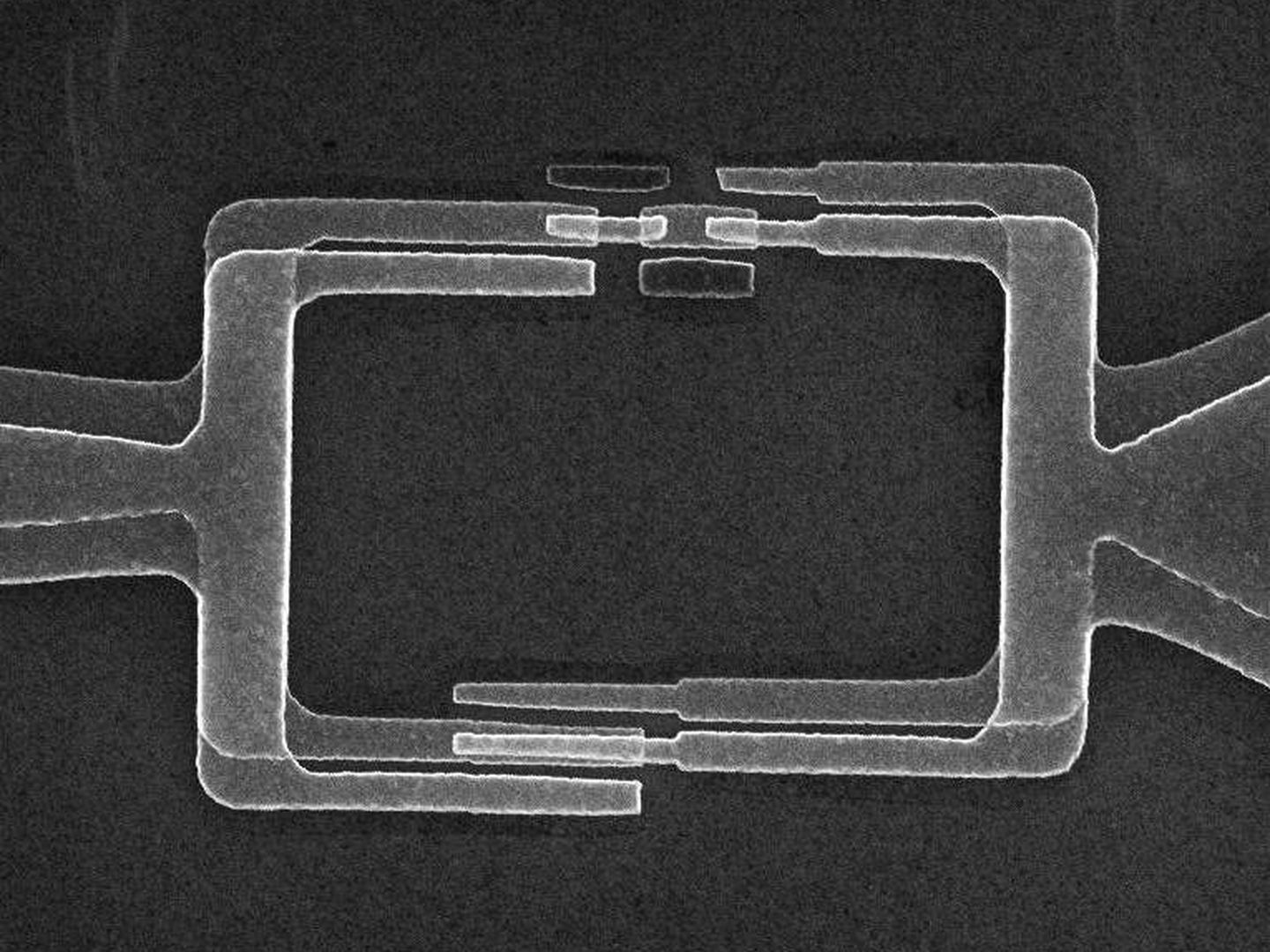 Imagen de un 'qubit' de flujo: un circuito micrométrico formado por metales superconductores (Fuente: Qilimanjaro I José Ignacio Latorre)
