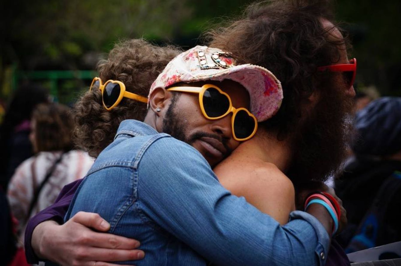 Un hombre abraza a otro durante un festival | Pxhere
