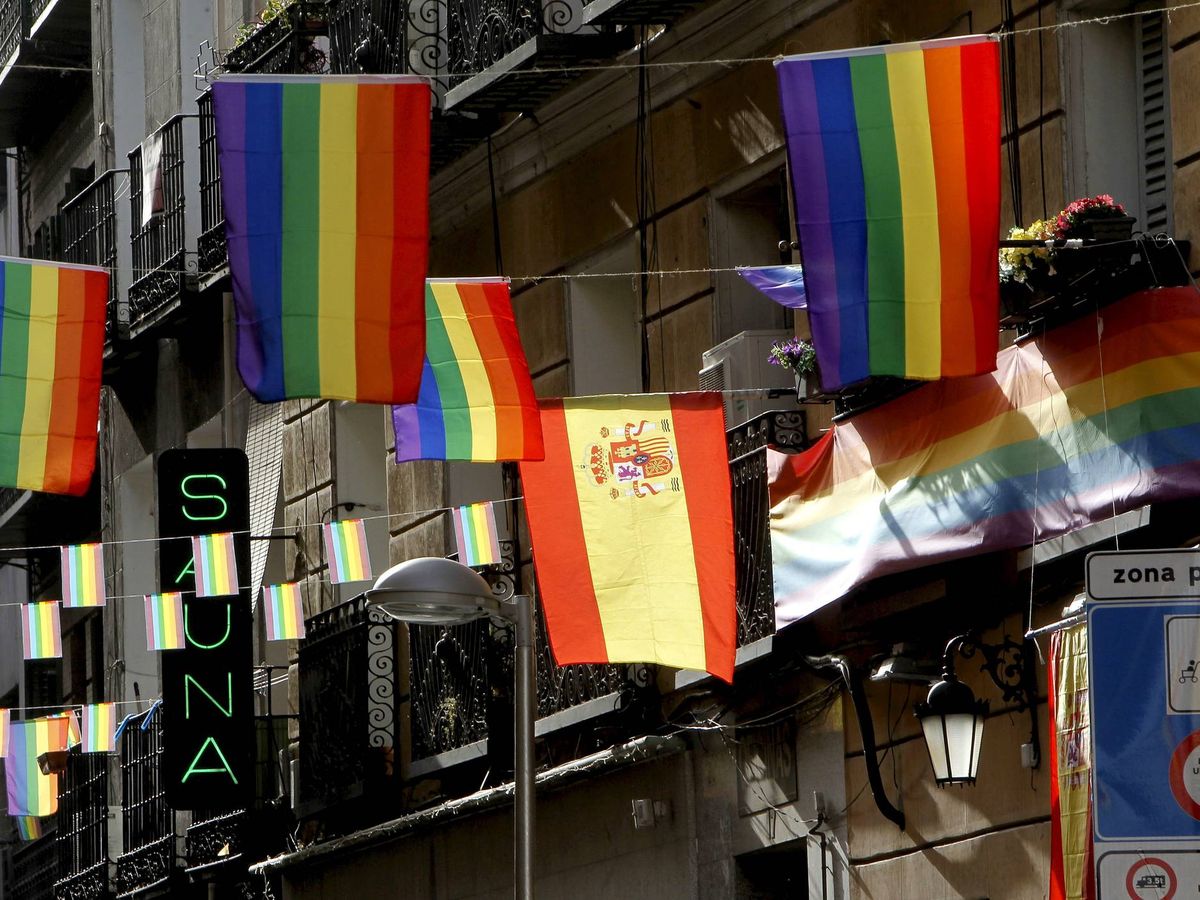Foto: Chueca adornada con motivo del Orgullo LGTBI. (EFE/Kiko Huesca)