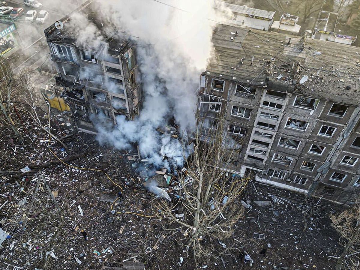 Foto: Bombardeo ruso en Selidove. (EFE)