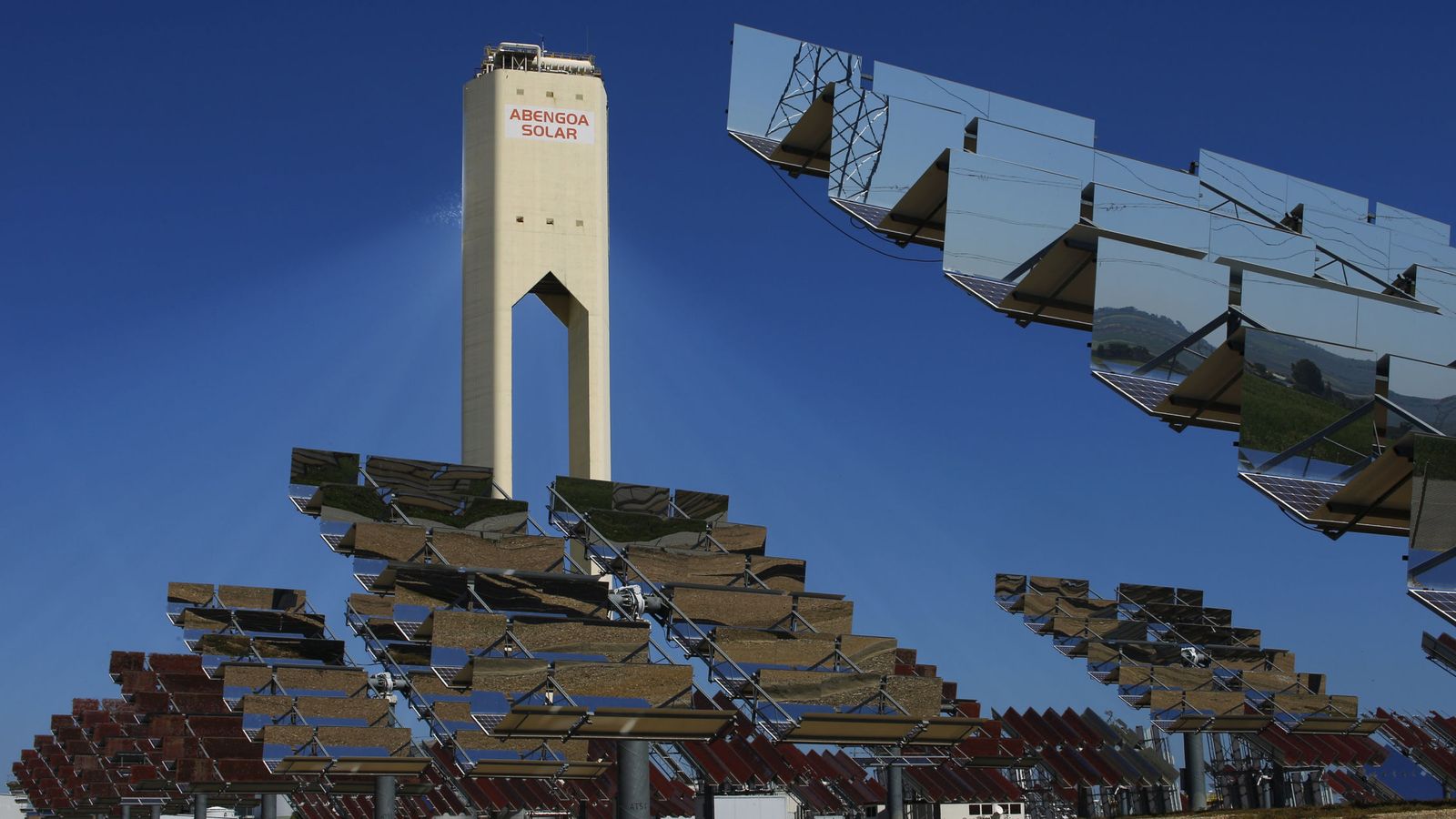 Foto: Torre y paneles solares de la planta Solúcar en Sanlúcar la Mayor. (Reuters)