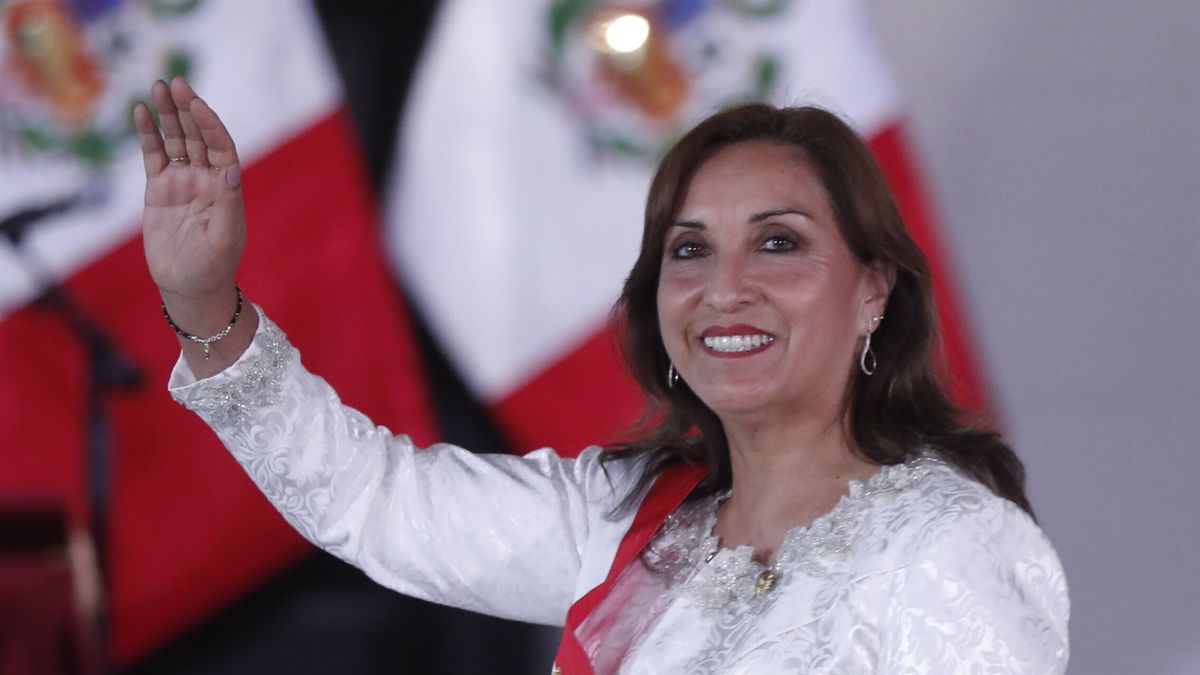La presidenta de Perú, Dina Boluarte, plantea adelantar las elecciones a diciembre de 2023