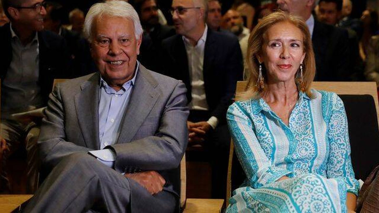 El expresidente del Gobierno, junto a su esposa. (EFE)