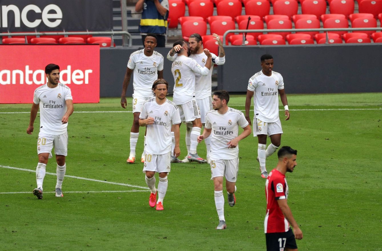 Los jugadores celebran con Ramos el gol de penalti que les adelantaba en el marcador. (EFE)