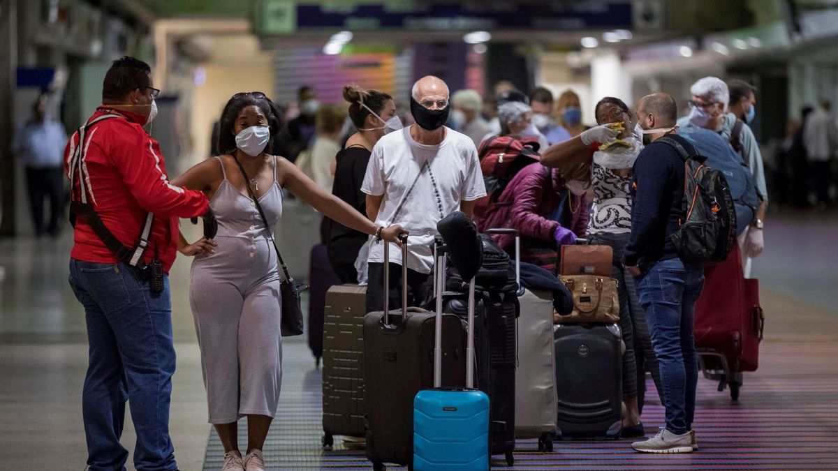 Bruselas espera que se puedan retomar los viajes en la UE "desde este verano"