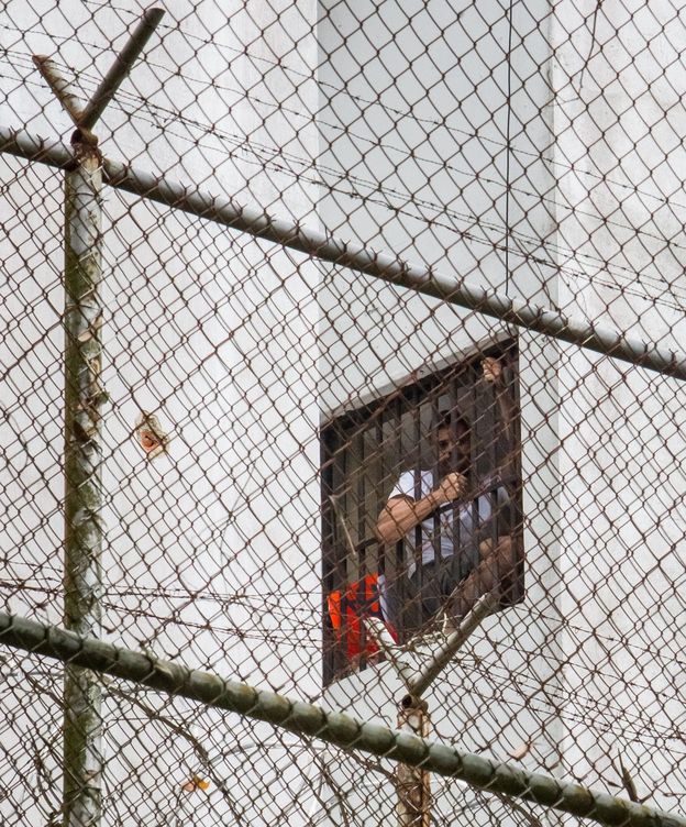 Foto: Fotografía de archivo fechada el 15 de noviembre de 2014 que muestra al dirigente político de oposición Leopoldo Lopez mientras se asoma por una de la Prisión Militar de Ramo. (EFE)