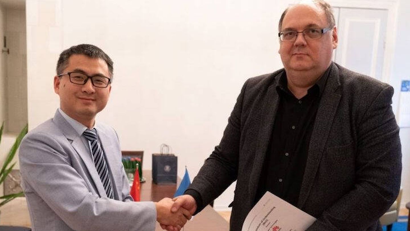 El 21 de noviembre de 2019, Erik Puura, jefe de desarrollo (derecha) de la Universidad de Tartu y el director regional de Huawei Technologies, Bin Chang firmaron un MoU, para cooperar en el apoyo a estudios, investigación conjunta y desarrollo de infraes