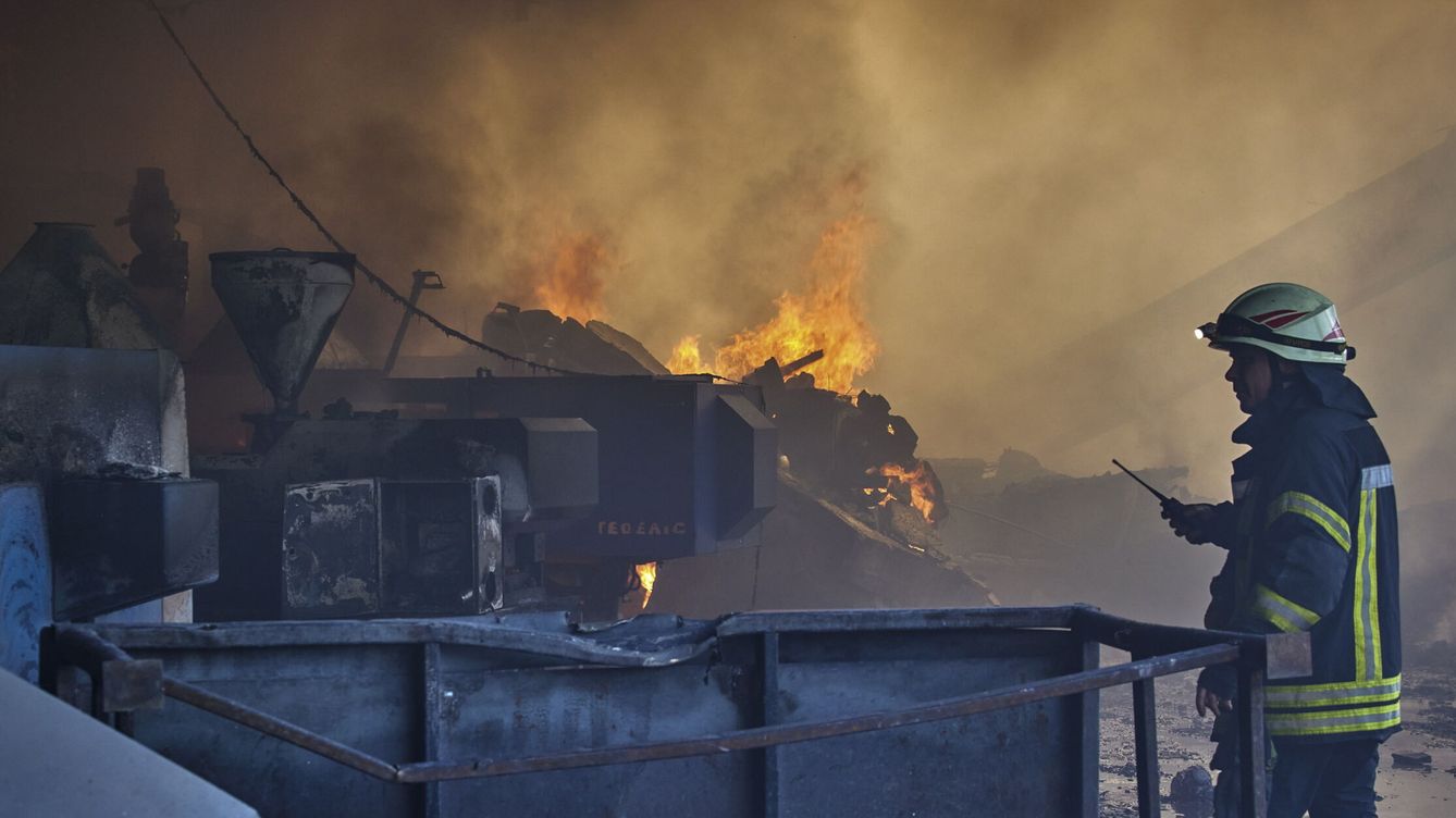 Foto: Incendio en un área industrial de Járkov tras un bombardeo ruso. (EFE/Sergey Kozlov)