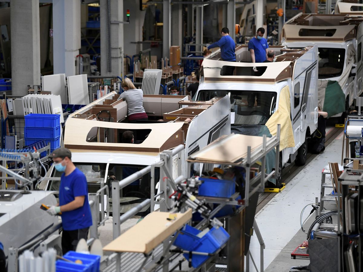 Foto: Trabajadores en una fábrica de Alemania. (Reuters)
