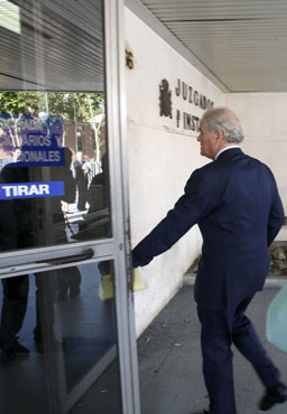 Foto: Funcionarios judiciales recaban información en el Bernabéu
