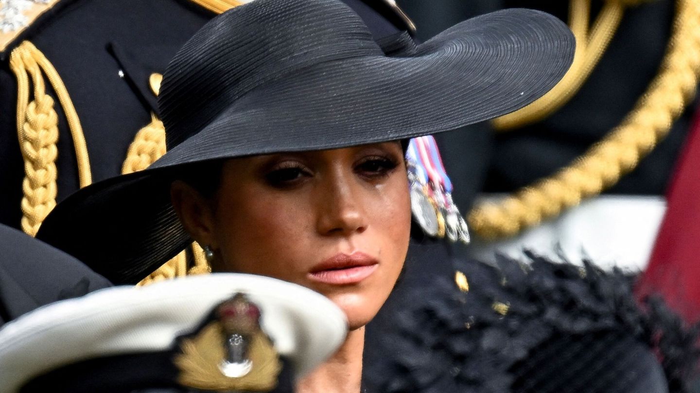 Meghan Markle no puede contener las lágrimas en el segundo sepelio en honor a Isabel II. (Reuters)