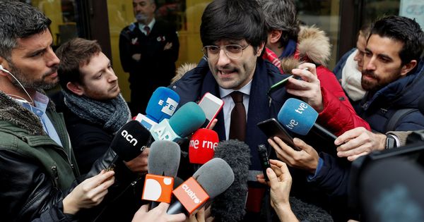 Foto: Joan Maria Piqué actuando como portavoz de Puigdemont en Bruselas. (Reuters)