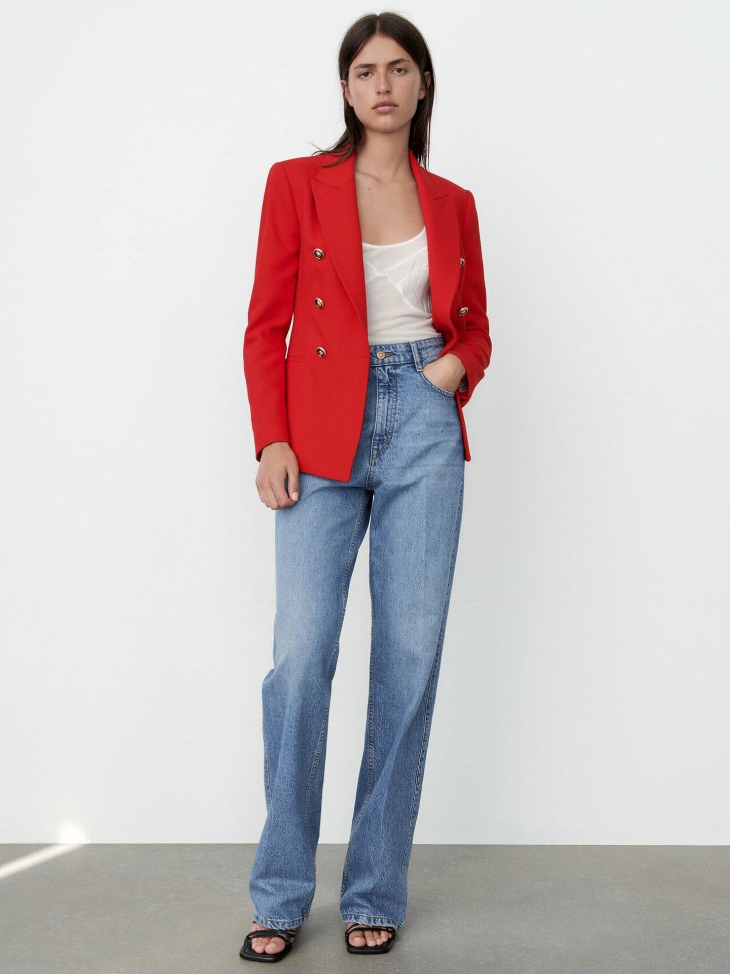 Zara combina su blazer rojo con estos vaqueros ideales. (Cortesía)