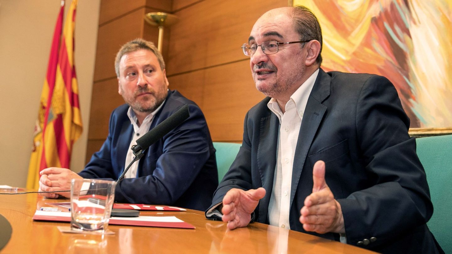 El secretario general del PSOE Aragón, Javier Lambán (d), y el presidente de Chunta Aragonesista, José Luis Soro, atienden a los medios tras firmar el acuerdo en el que se enumeran las prioridades pactadas por ambos, el pasado 19 de julio en Zaragoza. (EFE)