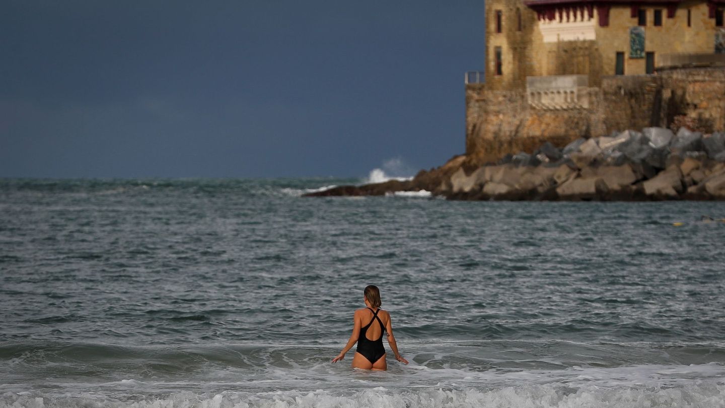 Una mujer en la playa de La Concha de San Sebastián. (EFE)