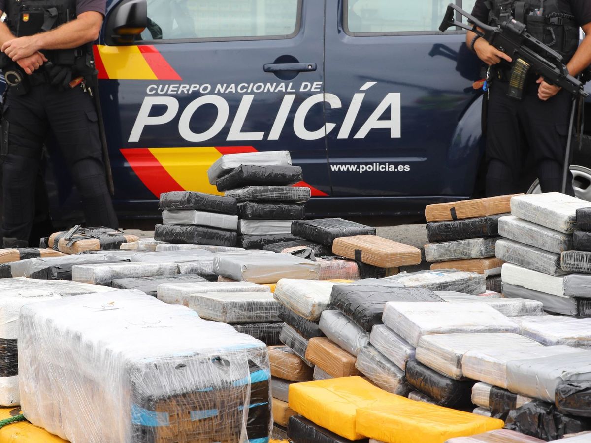 Foto: Imagen de unos agentes de la Policía Nacional con un alijo de drogas en Gran Canaria. (EFE/Elvira Urquijo)