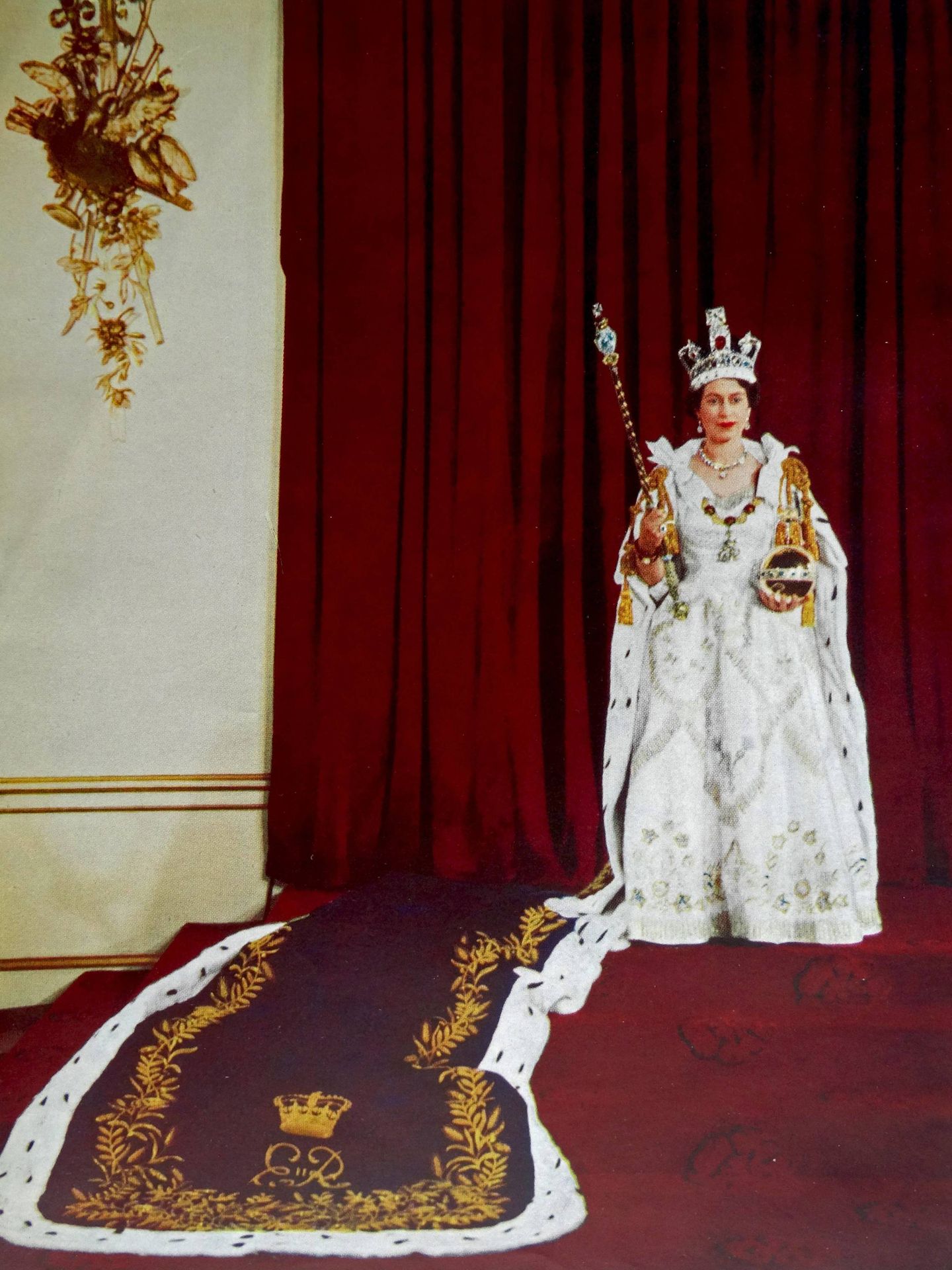 Ian Thomas ayudó a realizar el vestido de la coronación de Isabel II. (Cordon Press)