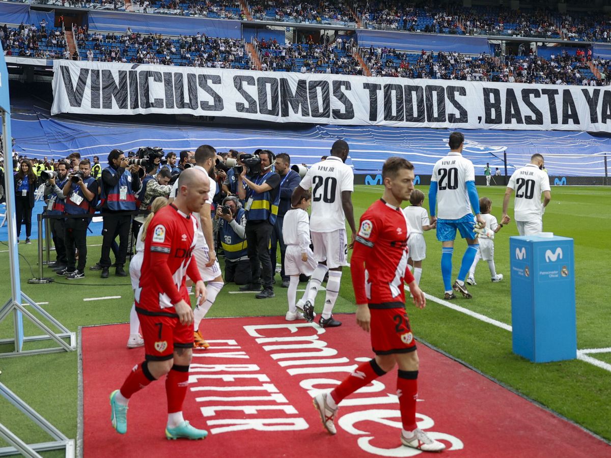 Foto: Los jugadores de ambos equipos entran al terreno de juego este miércoles. (EFE/Rodrigo Jiménez)