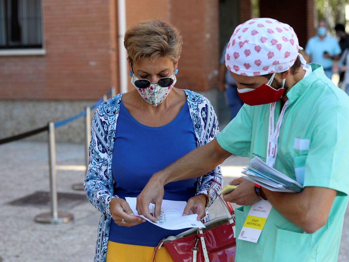 Foto: Ronda de pruebas PCR entre profesores en Madrid. (EFE)