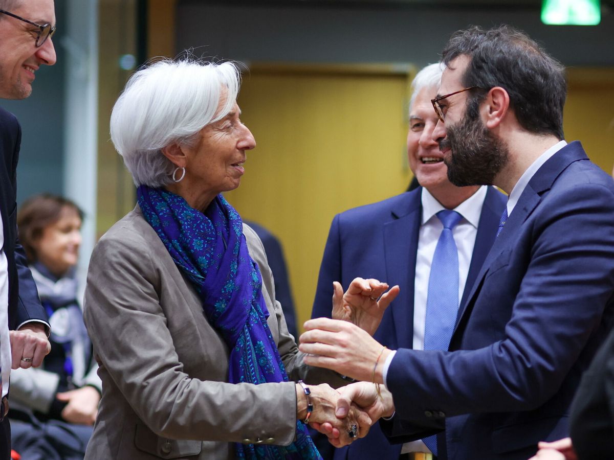 Foto: Carlos Cuerpo, ministro de Economía, junto a la presidenta del BCE, Christine Lagarde. (EFE/Olivier Hoslet)