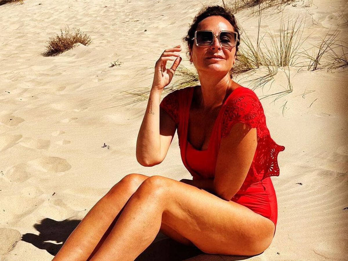 Foto: Ana Milán posa en bañador rojo sobre la arena de la playa de Cádiz. (Instagram/@anamilán)