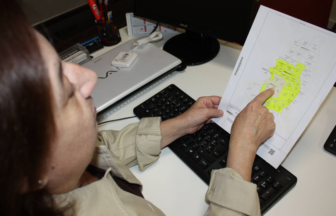 Lola Díaz señala en un mapa las zonas de mayor interés para su negocio. (A.P.)