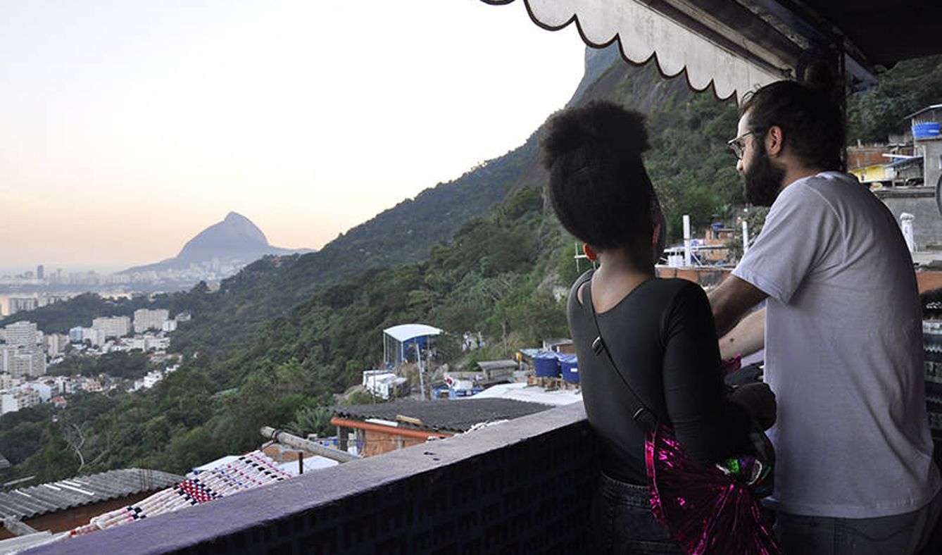 Una pareja, en la terraza del apartamento que han alquilado en Río (FOTO: Valeria Saccone)