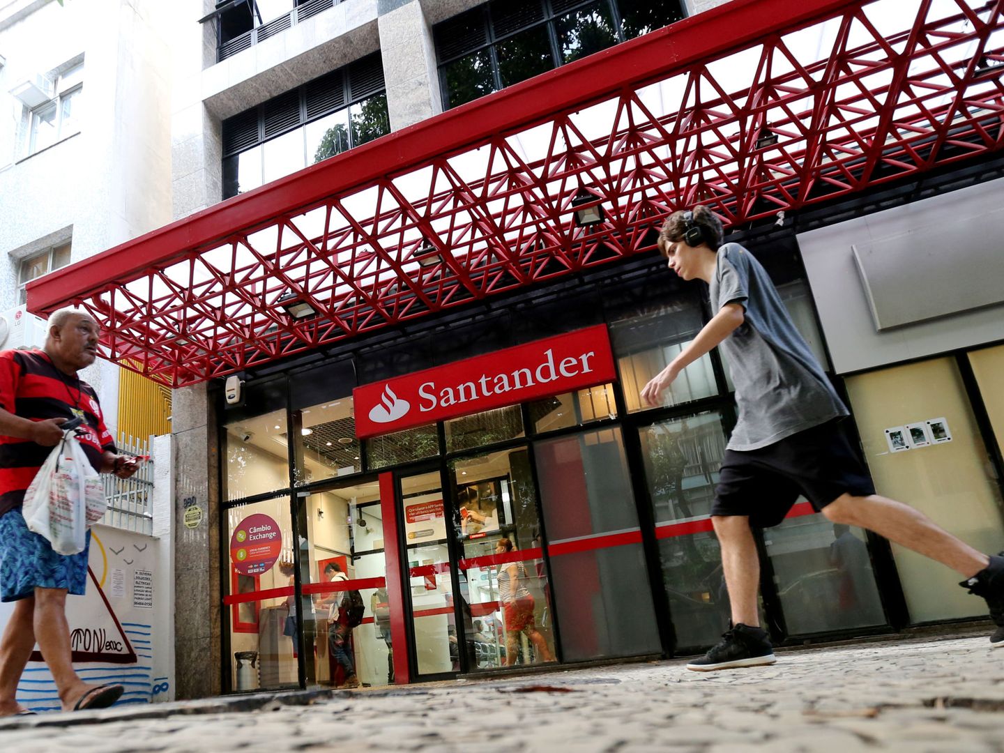 Una sucursal del Banco Santander en Río de Janeiro. (Reuters)