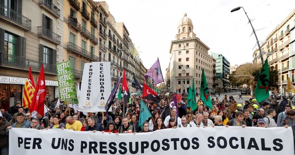 Foto: Miles de trabajadores públicos de la Generalitat -médicos y personal sanitario, profesores, bomberos... - salen a la calle en Cataluña. (EFE)