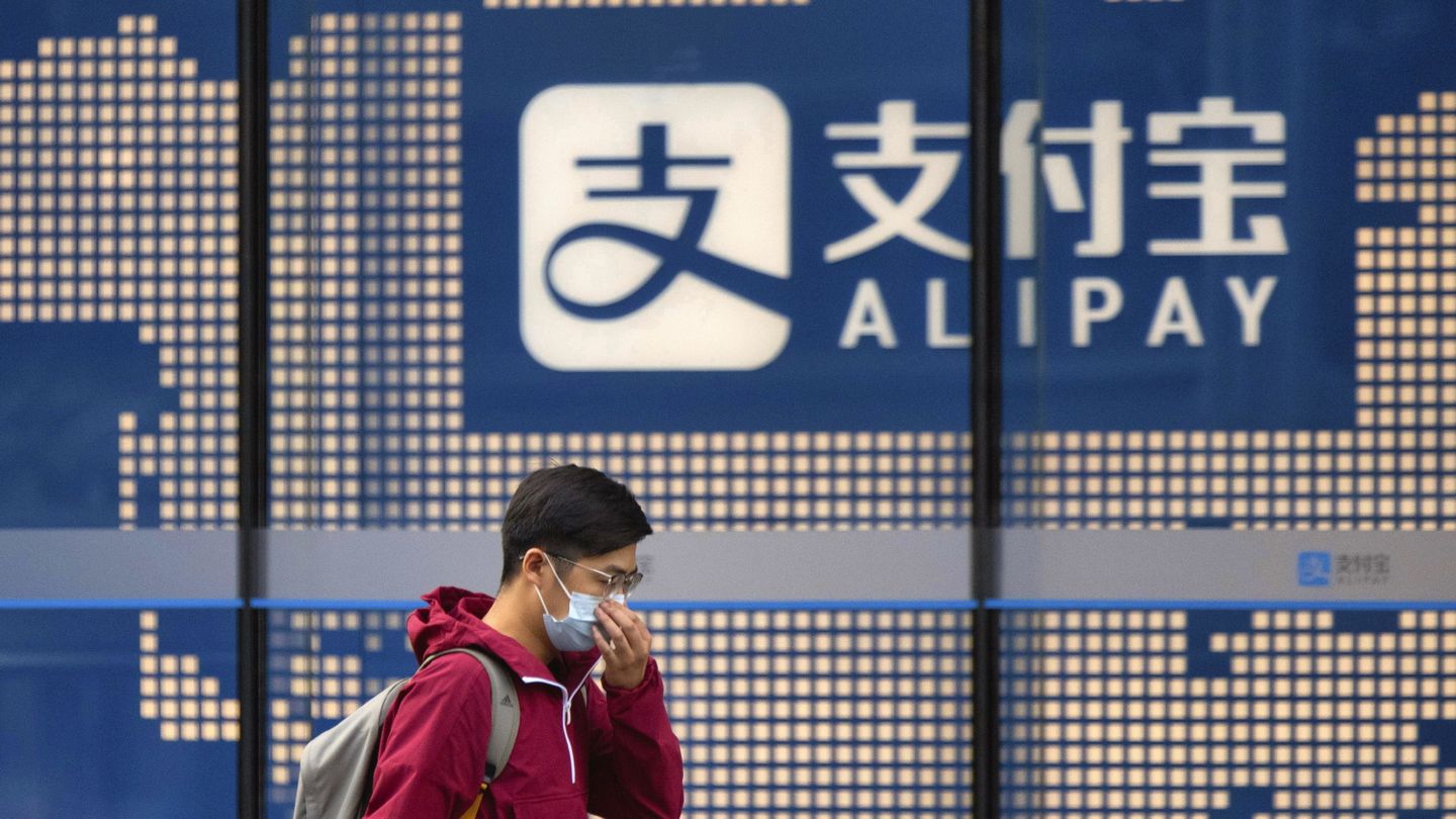Un hombre pasa ante una oficina de Alipay. (Reuters)