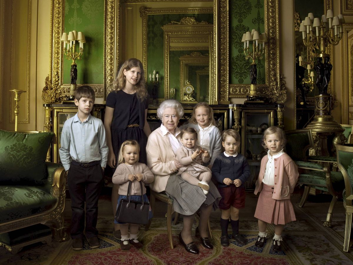 Foto: La reina Isabel, con sus dos nietos pequeños y algunos de sus bisnietos. (Reuters)