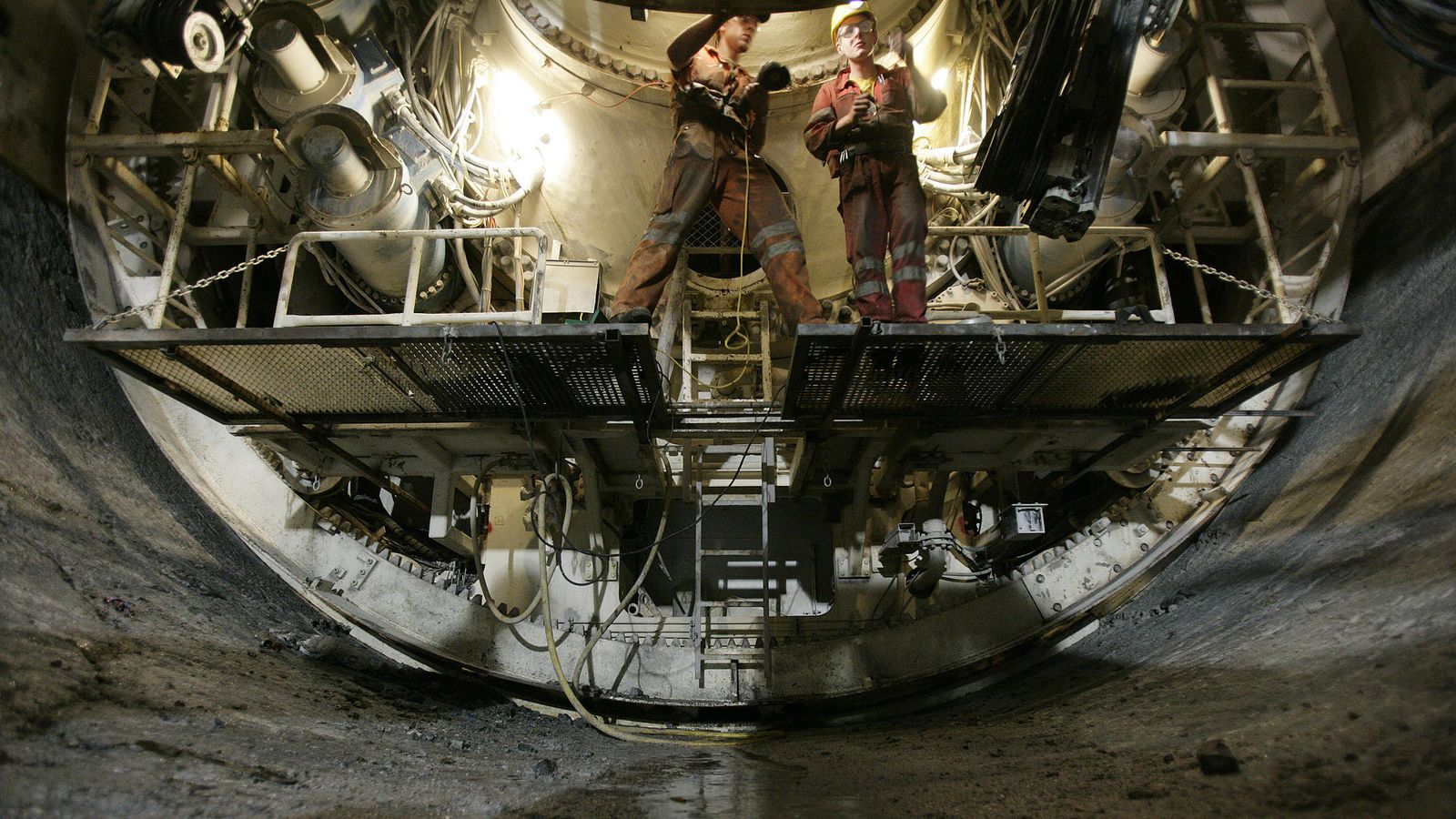 Foto: Unos operarios trabajan en la construcción del túnel de San Gotardo, de características similares al de Pajares. (Reuters)
