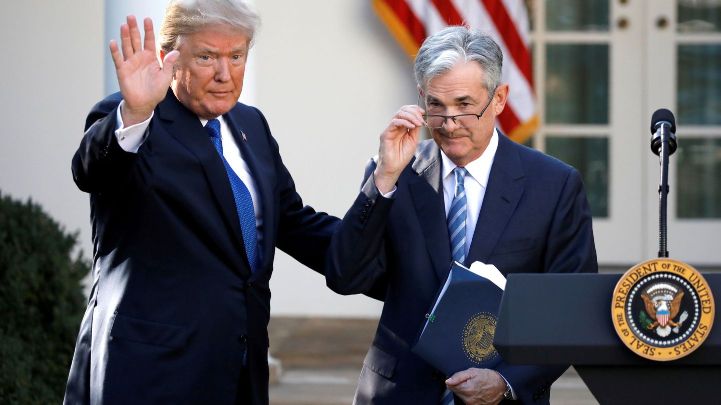 El presidente de EEUU, Donald Trump, y el presidente de la Reserva Federal, Jerome Powell (Reuters). Trump ha insistido muchas veces en que Powell debería bajar los tipos de interés (actualmente en el 2,25-2,5%)