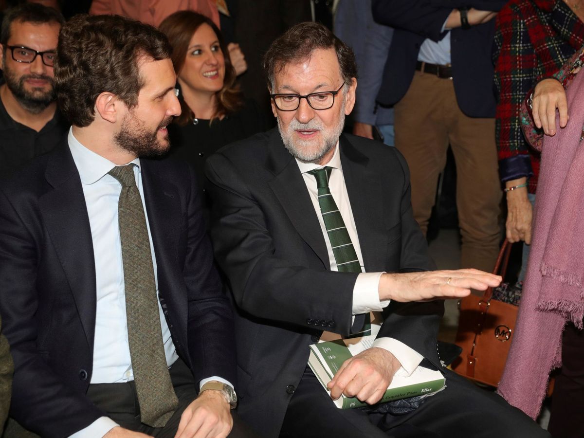 Foto: El líder del PP, Pablo Casado (i) junto al expresidente del Gobierno Mariano Rajoy (d), en la presentación del libro "Ellas" (EFE)
