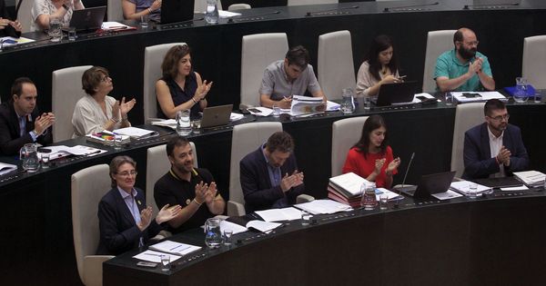 Foto: Los concejales de Ahora Madrid, aplauden durante un Pleno del Ayuntamiento de Madrid. (EFE)