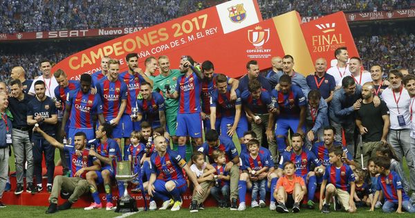 Foto: El Barcelona celebrando su victoria ante el Alavés. (EFE)
