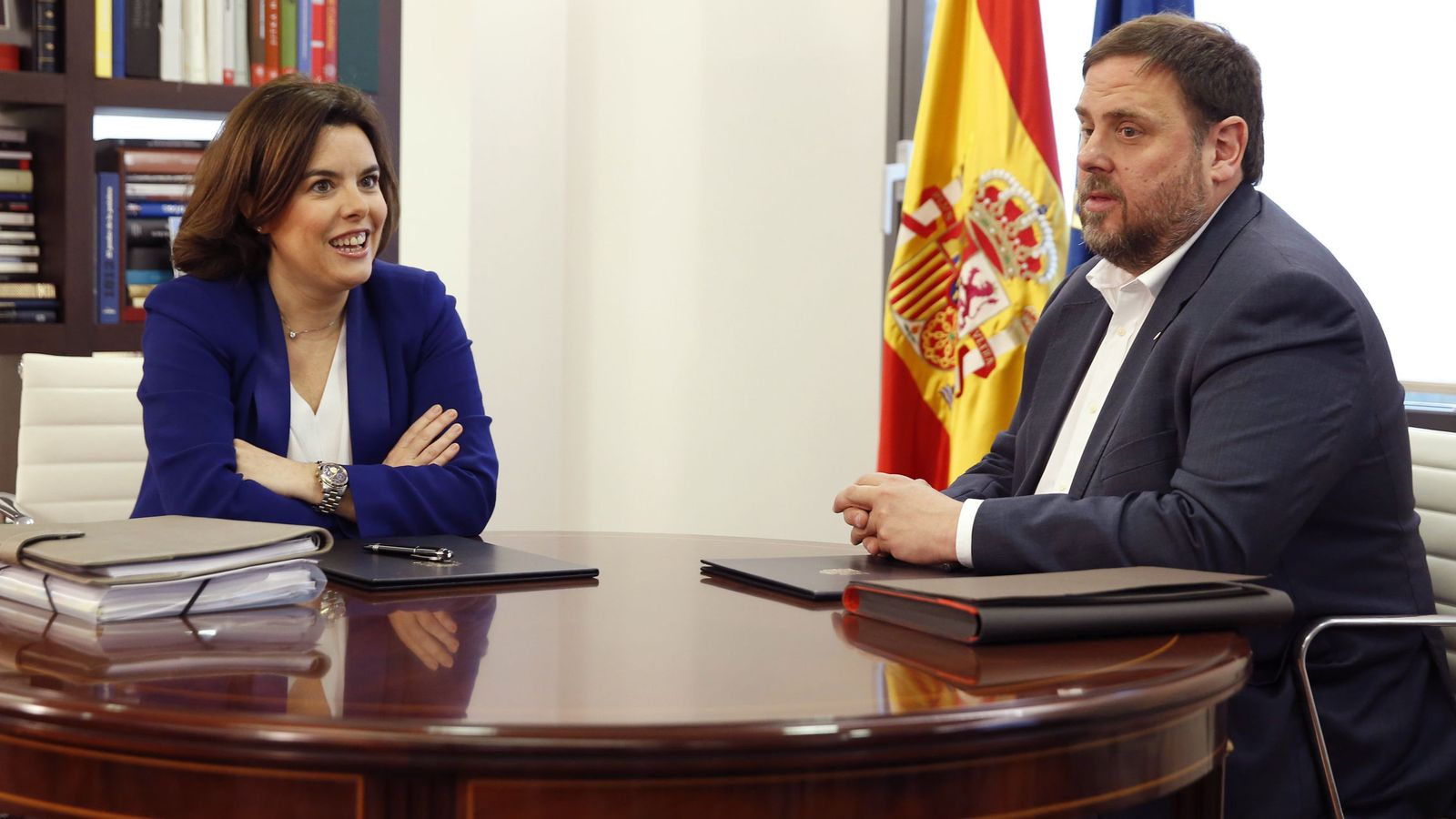Foto: La vicepresidenta del Gobierno, Soraya Sáenz de Santamaría, con el vicepresidente catalán y líder de ERC, Oriol Junqueras. (Efe) 