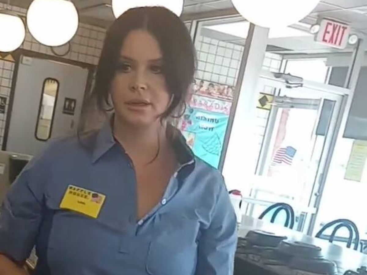Foto: Lana del Rey es sorprendida trabajando como camarera en un restaurante de Estados Unidos (Twitter/@LanaDReyOnline)