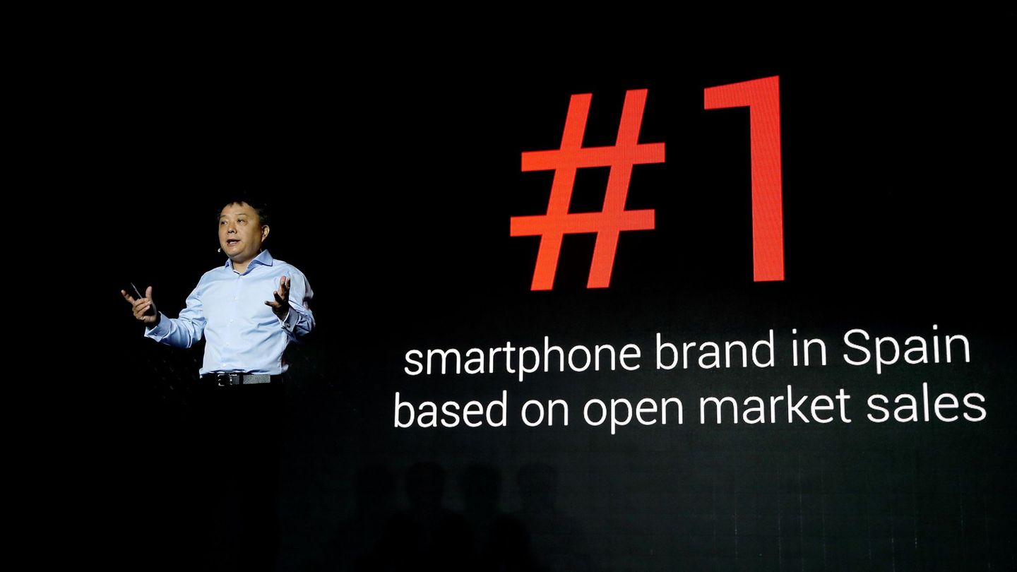 El vicepresidente sénior de Xiaomi Corporation, Xiang Wang, durante la presentación del Mi 9 y el Mi Mix 3 5G. (EFE)