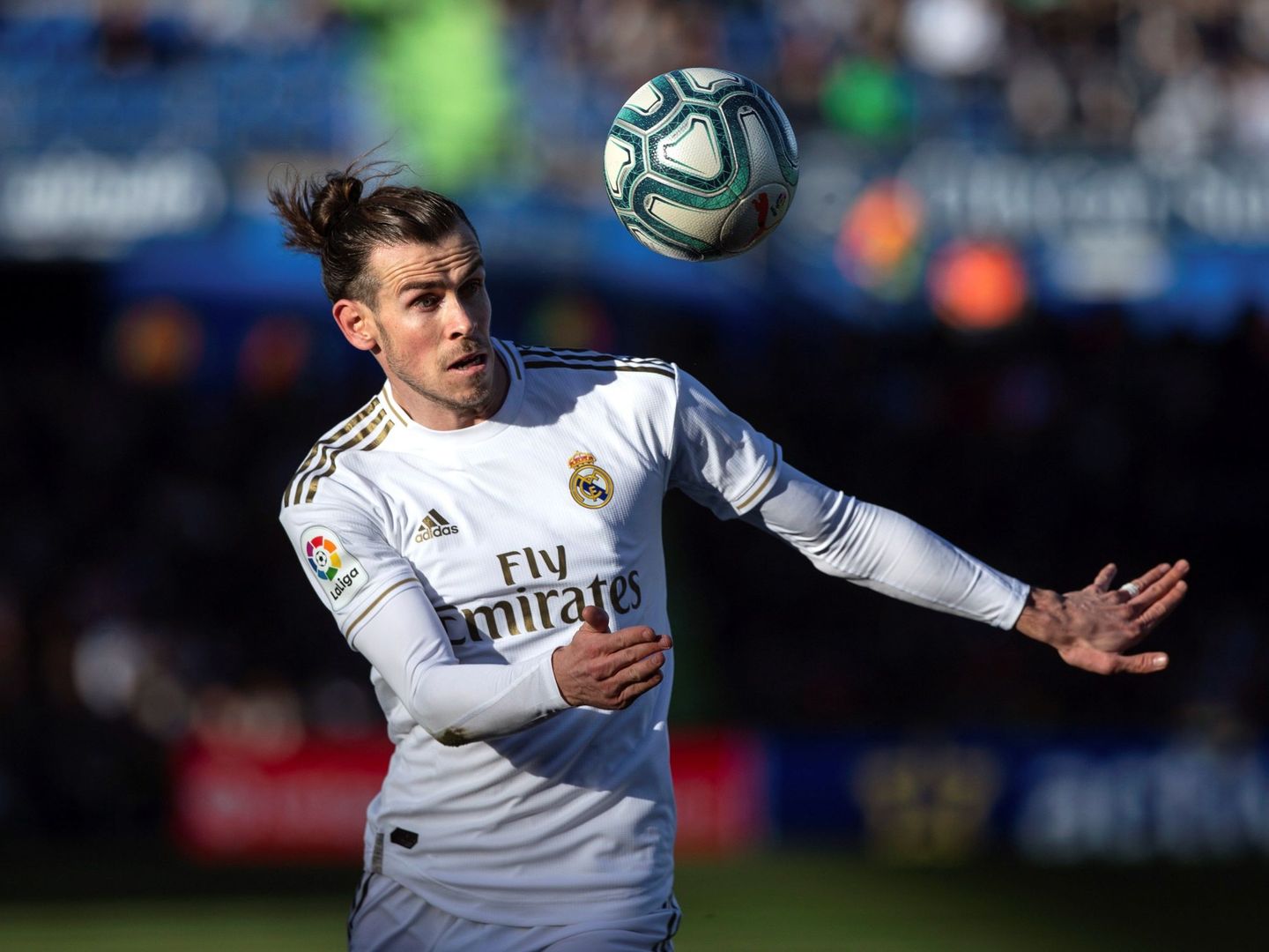 Gareth Bale remata un balón de cabeza. (Efe)